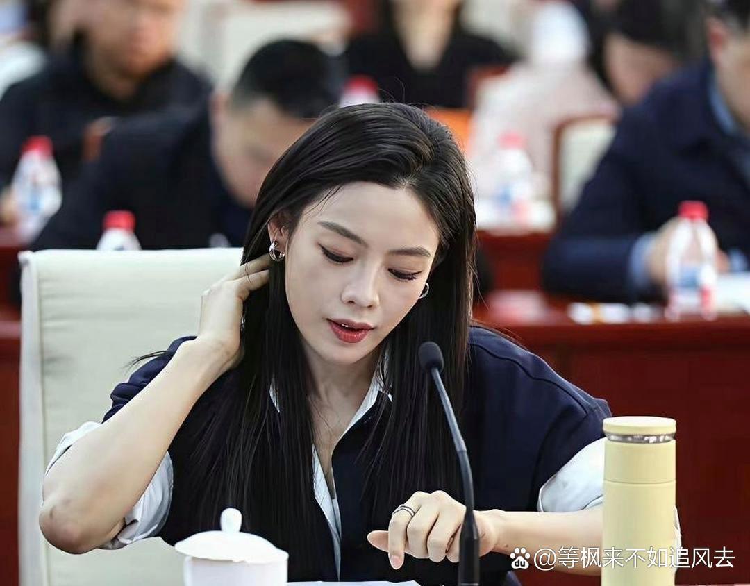 疯了吧？放着千万片酬不要，33岁的陈丽君扭头就走，跑去当副科长。别小看这副主任，