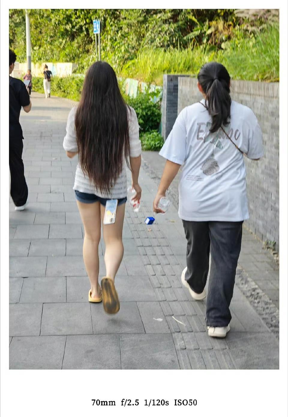 前面的小姐姐手机快掉了，要不要去提醒下。