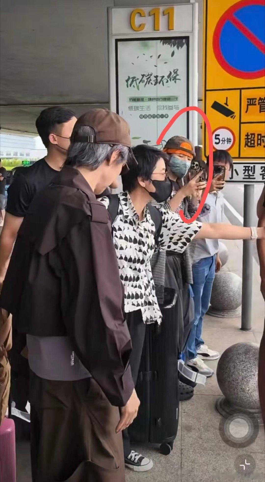 #叶童#从机场装到央视，你到底是哪家的野🐶，不栓住，出来乱窜。​
