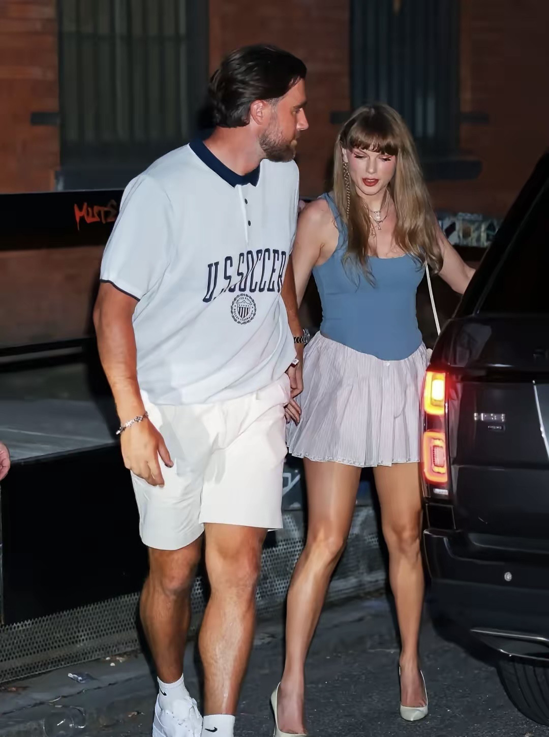 霉霉TaylorSwift最新纽约外出街拍，又细又长的大长腿成了亮点。