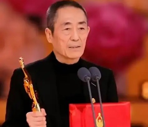 76岁的张艺谋，昨晚在百花奖现场，脸都快僵了。原因无他，旁边那位年轻貌美的女主持