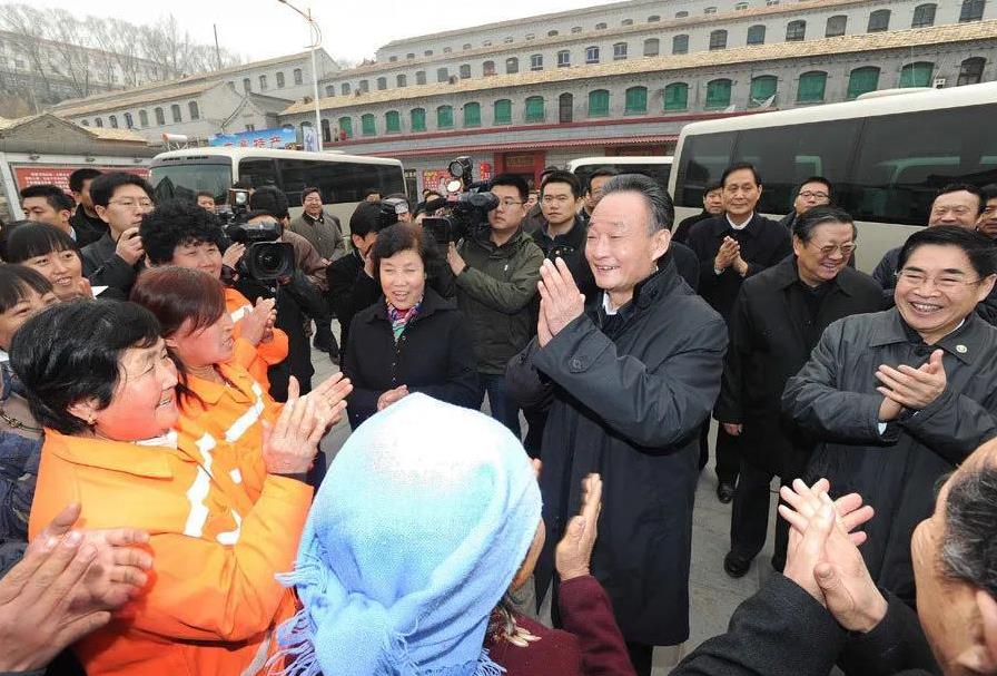 2012年11月吴邦国在山西调研。这是11月22日，吴邦国在昔阳县大寨村向村民问