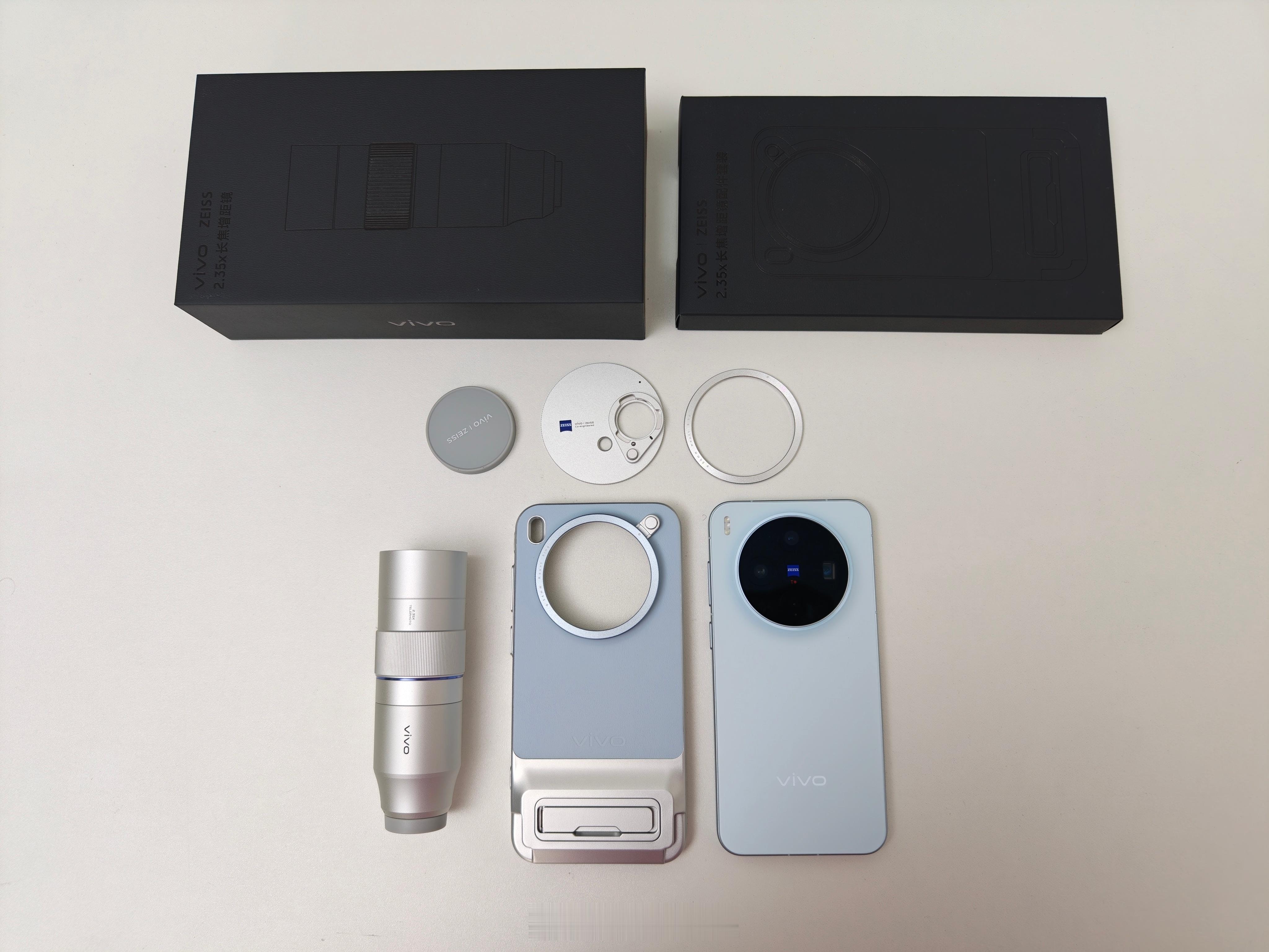 收到了vivoX300标准版的长焦增距镜，应该是目前唯一一家给标准版也出增距镜