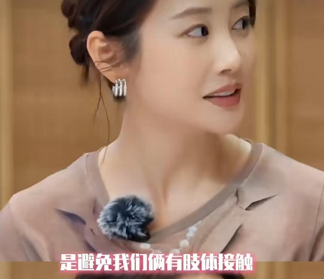 马頔跟李纯的第一次见面，马頔全程避免跟李纯有肢体接触，分寸感把握的很好！马頔：