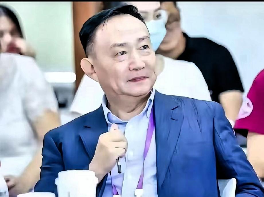 卢麒元这句质问太戳心！“家产全挪海外的人，凭什么给国内定规矩？”戳破了最刺眼的