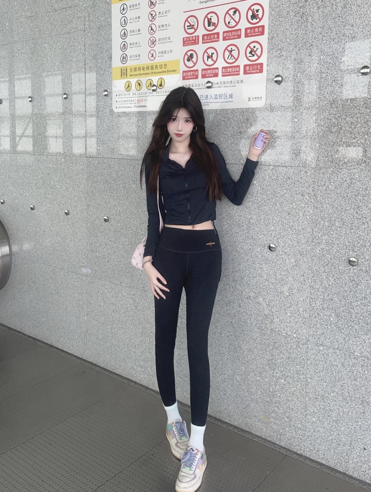 这样穿应该不会像秋裤吧！女生怎么穿紧身裤才好看＃每日穿搭如何搭配出清新浪漫的长