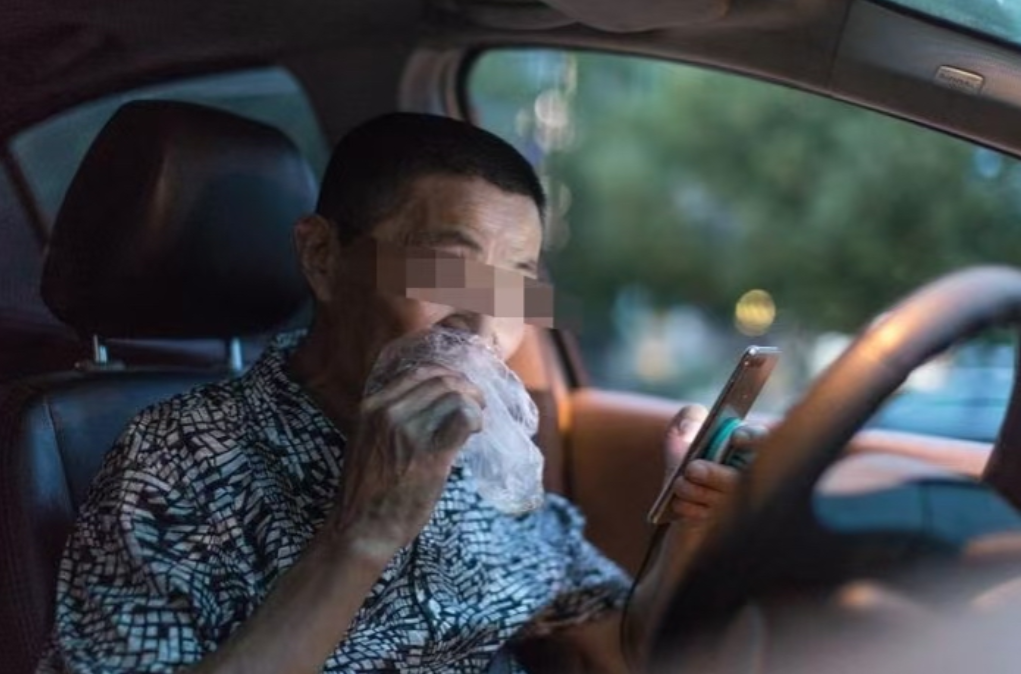 上海，一男子是网约车司机，他把一顾客送到地方，突然头一歪猝死，因为平台给男子上了