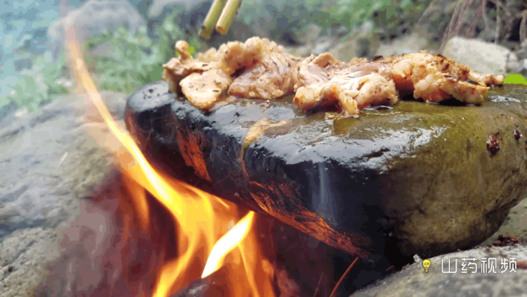 石头上烤肉,好吃到连石头都想舔