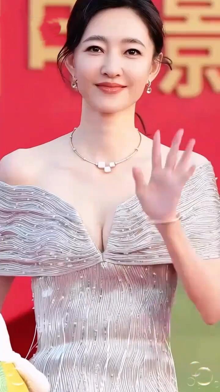 王丽坤天生丽质美到发光，颜值气质女神[赞][赞]