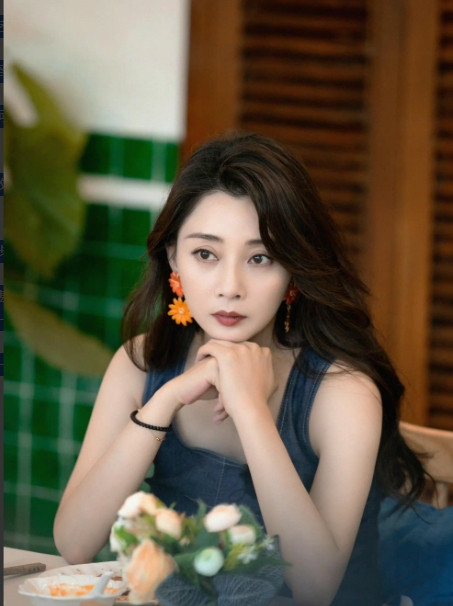 2008年，殷桃在富豪孙东海的疯狂追求下，成为了他的女人，没想到孙东海又惦记上了