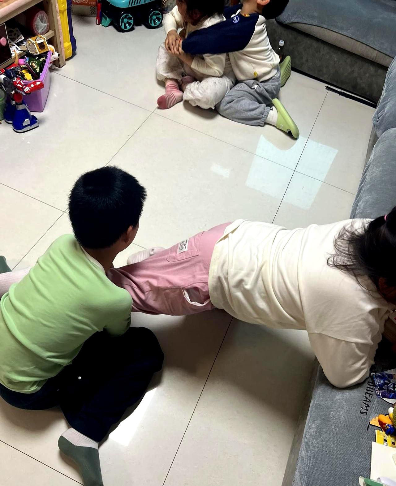 半夜听说白月光离了，他转身就去跟原配闹离婚。亲戚一圈劝骂都没挡住，离了，立刻把