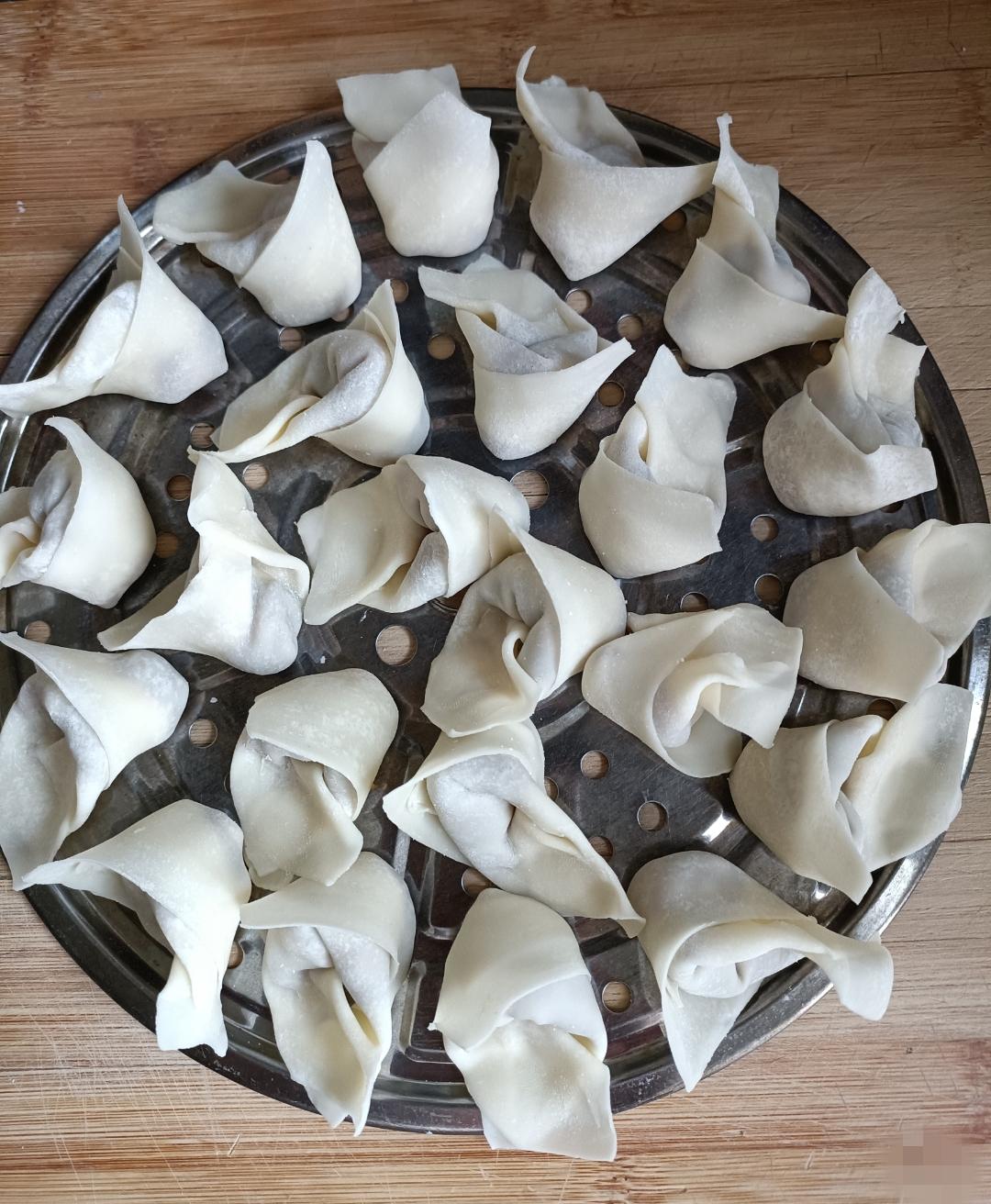 今天早饭吃馄饨，早上起来，从冰箱拿出昨天包剩下的一半馄饨皮，还有解冻好的肉馅，肉