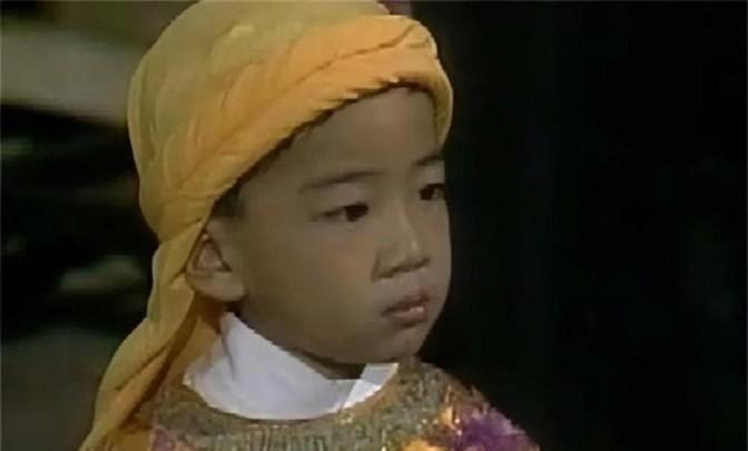 1864年，洪天贵福四肢被钉在牛车上，百姓朝这个15岁的少年扔烂菜叶。他却天真地