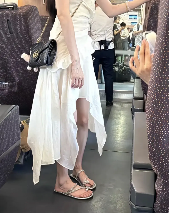 河北，有一名男子乘坐高铁去北京，在高铁上看到了一名穿着白色裙子的女子，这名女子长