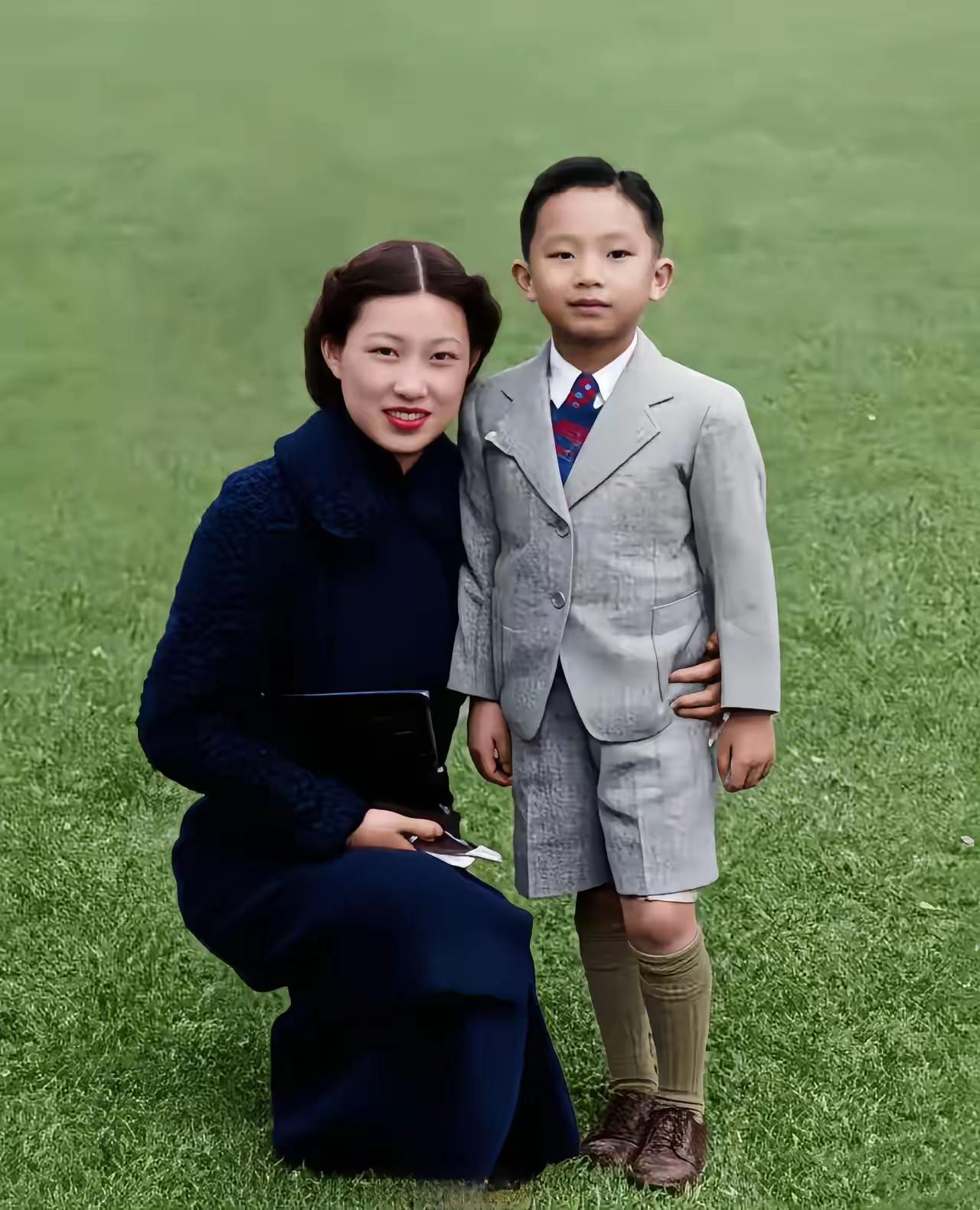1939年香港的那张合影，27岁的赵一荻美丽大方，与9岁独子张闾琳依偎，画面温馨