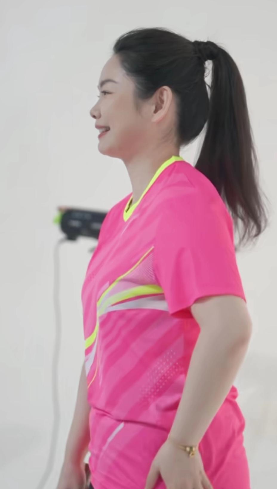 活力马尾，原来何卓佳这么好看，像是有肉版的戚薇，真是漂亮。莎莎的闺蜜佳