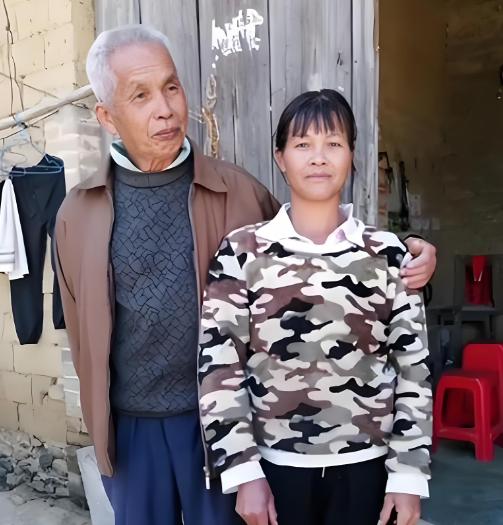 太离谱！广西49岁大叔娶了相差30岁女工友，21年里他们竟然生了15个孩子，现在