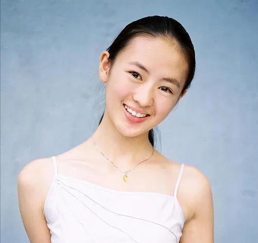 2003年，张国立的儿子张默在中戏门口殴打女友童瑶。18岁的童瑶被打得跪