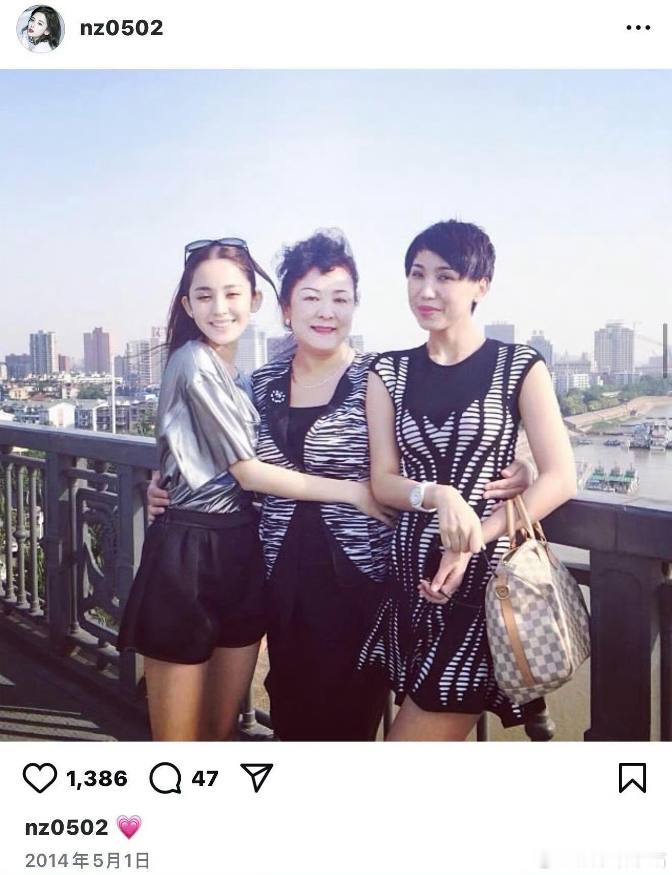 娜扎真是会遗传，完美遗传就妈妈的颜值，爸爸的眼睛！