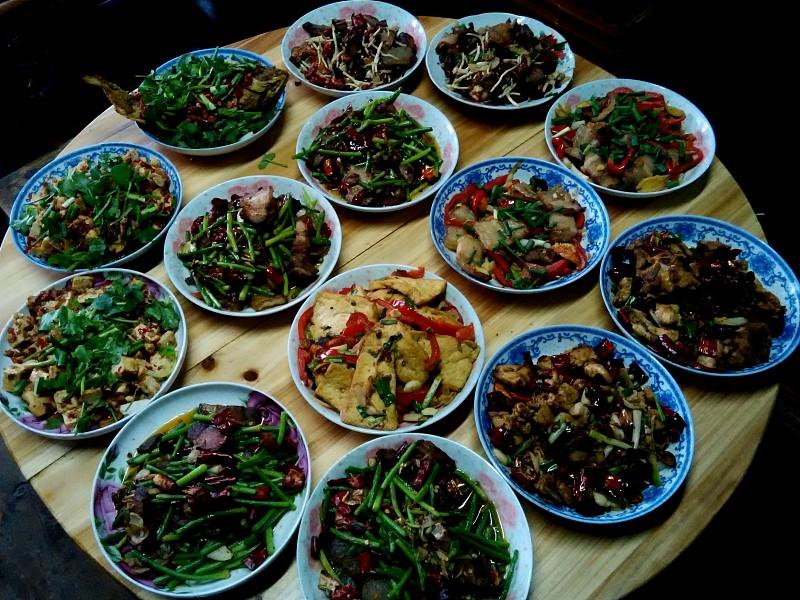 吃饭同样是十里不同俗，北方最隆重的吃食当属饺子，可饺子在南方，至少在湖南，顶多算