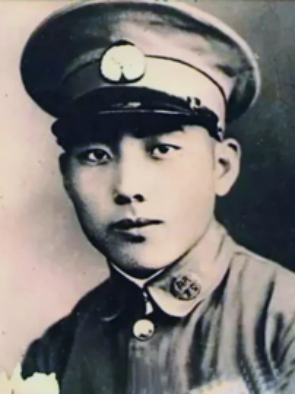 1937年，中国一架战机被日军击落，飞行员跳伞求生，谁知，竟落到了日军阵地，一群