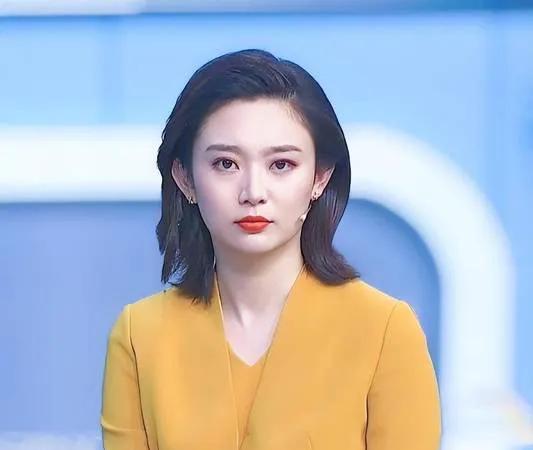“落地凤凰不如鸡”，背离央视九个月后的李七月似乎印证了此语。离开央视这个广阔舞台