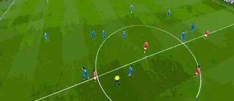 欧冠赛场，比赛中断10分钟，就因为他捂着嘴骂了一句“猴子”。维尼修斯脸都黑