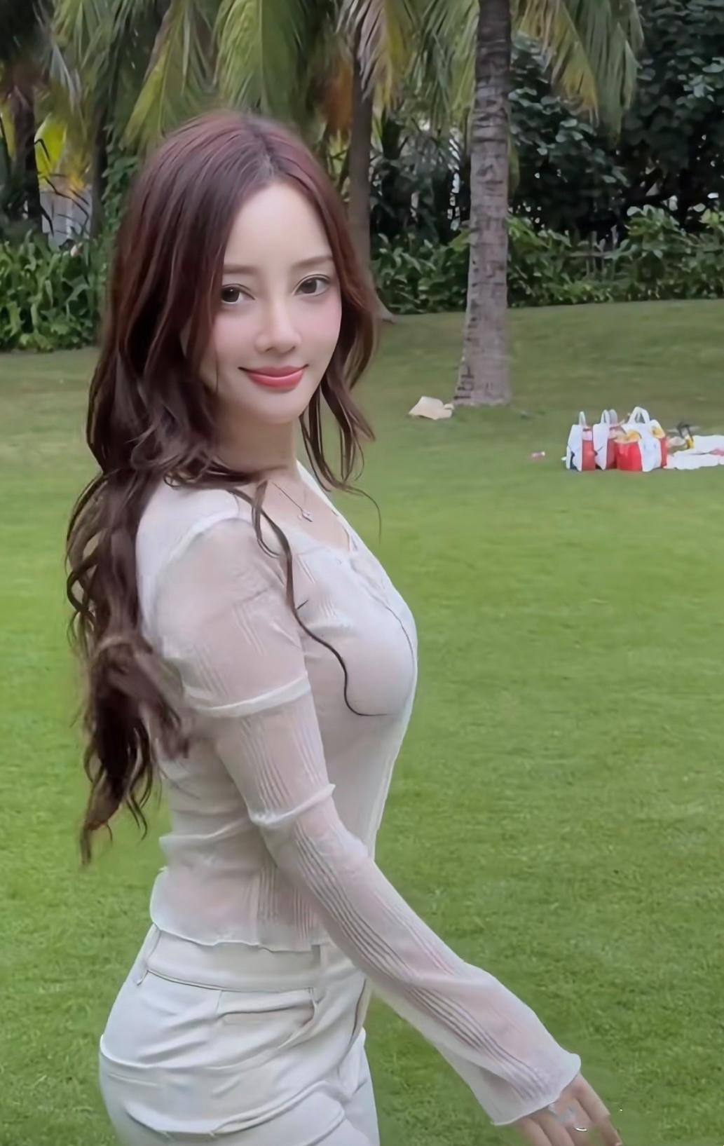 李小璐的身材真的特别好，比其他女明星好很多，看起来爱健身，却又像是天生就这样的好