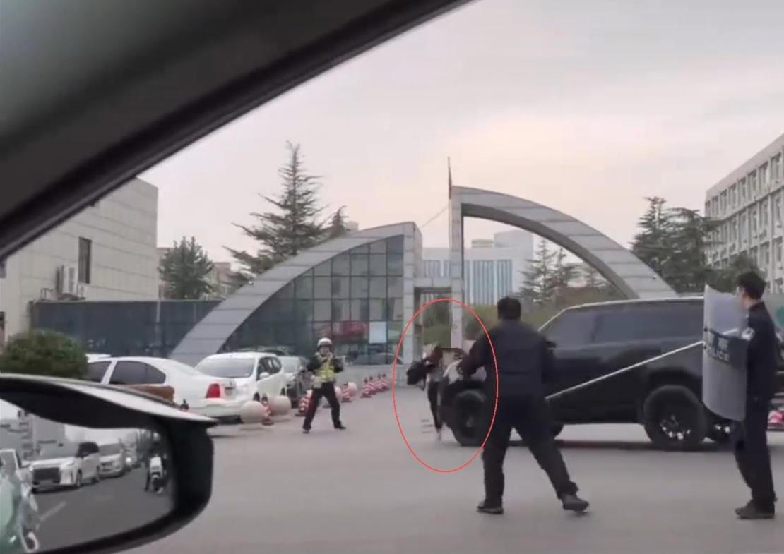 郑州街头一男子持刀与多名警察对峙, 路虎司机一脚油门撞翻持刀者, 多方回应