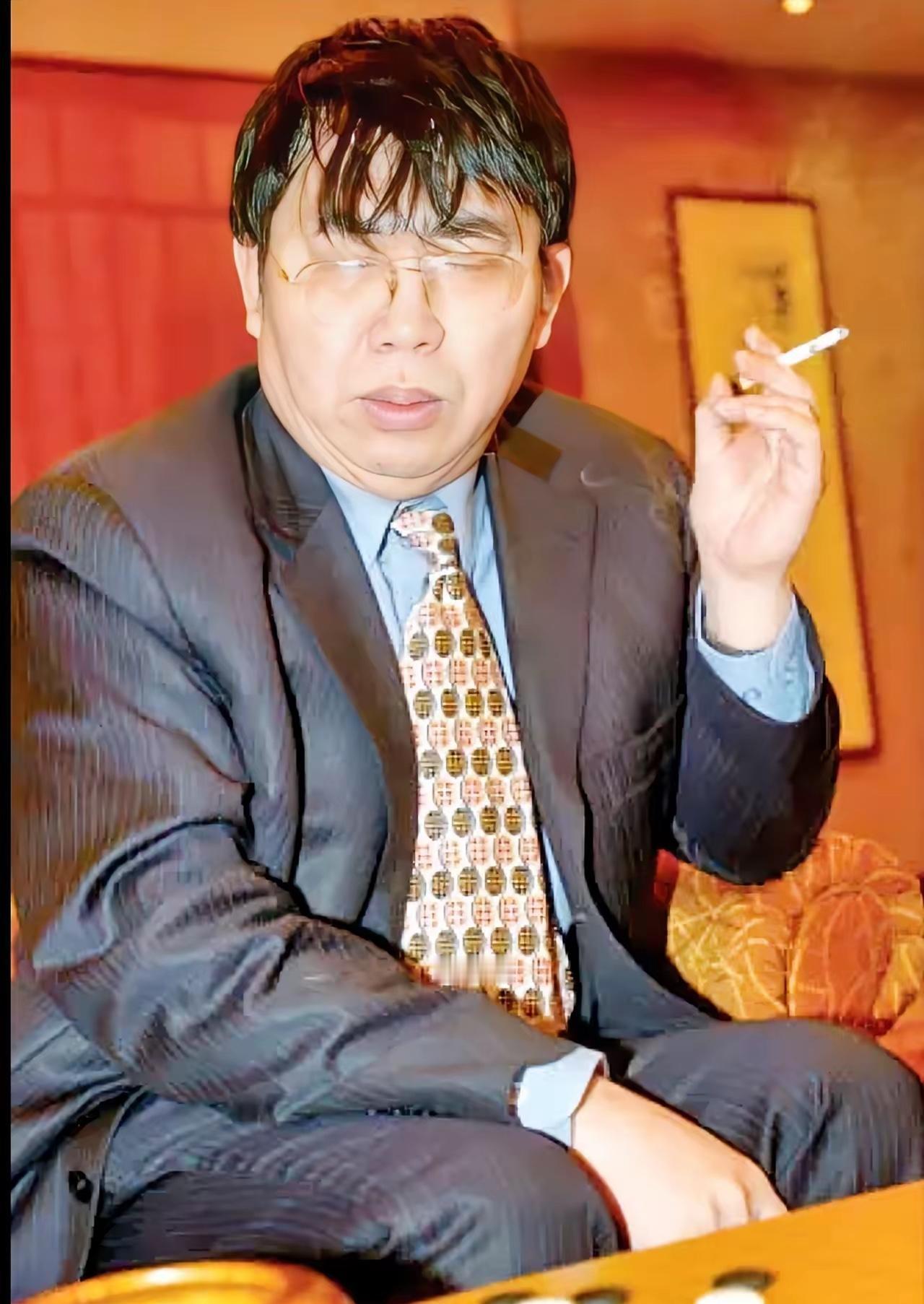 聂卫平不但是棋圣，还是酒圣，他烟不离手，外号四斤哥，曾连续一口气吃掉十三个大闸蟹