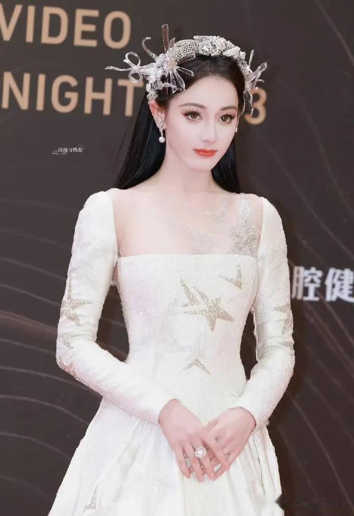 热巴和杨紫之所以是顶流，是因为只要她们一出场就是最多人对比讨论的。现在热搜上，迪