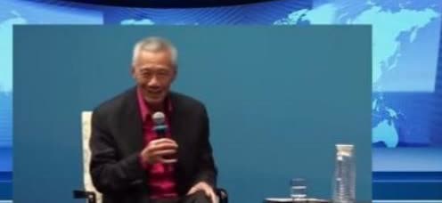 对新加坡不能心慈手软。新加坡前总理李显龙在日前的演讲中说，我们和中国人同宗同祖，