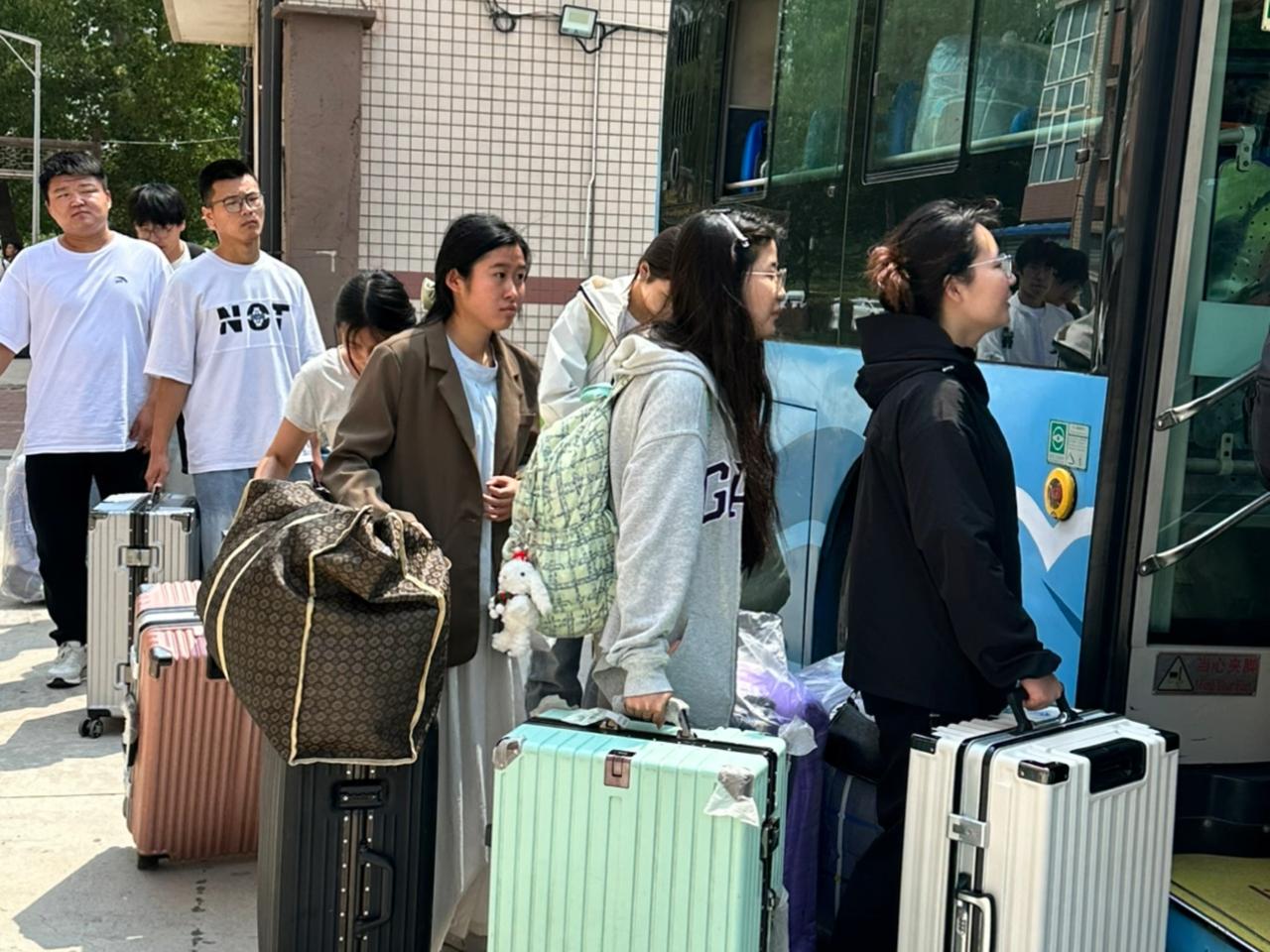 大学生只要家庭条件允许，尽量不要打暑假工！大学的暑假，就该疯了一样的去玩，因为毕