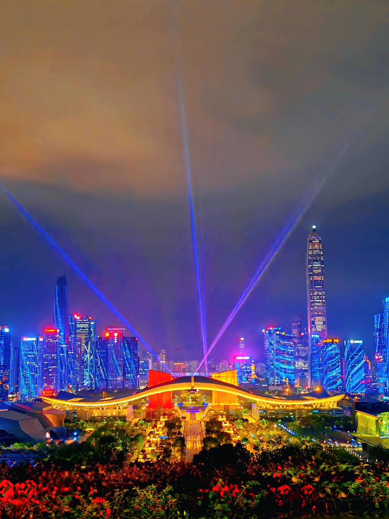 分享一张深圳的夜景照片深圳的夜景就是漂亮你不服不行呀！反正她就是很美很繁华，内透