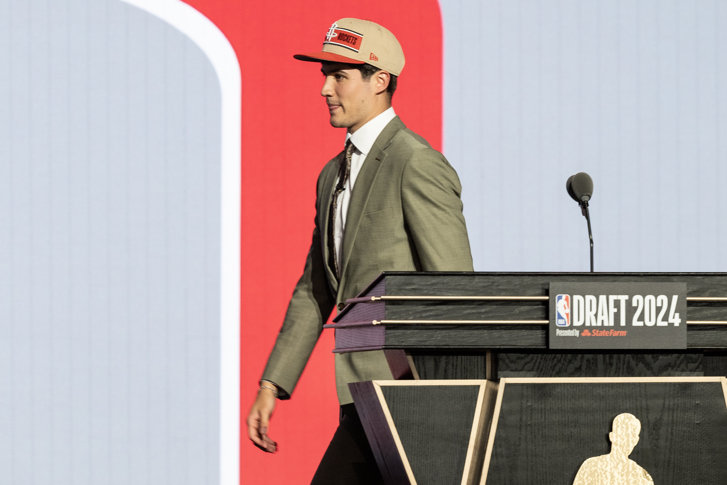 我们可以看到，谢泼德本赛季的三分命中率已经达到了50%左右。不过问题在于，谢泼德