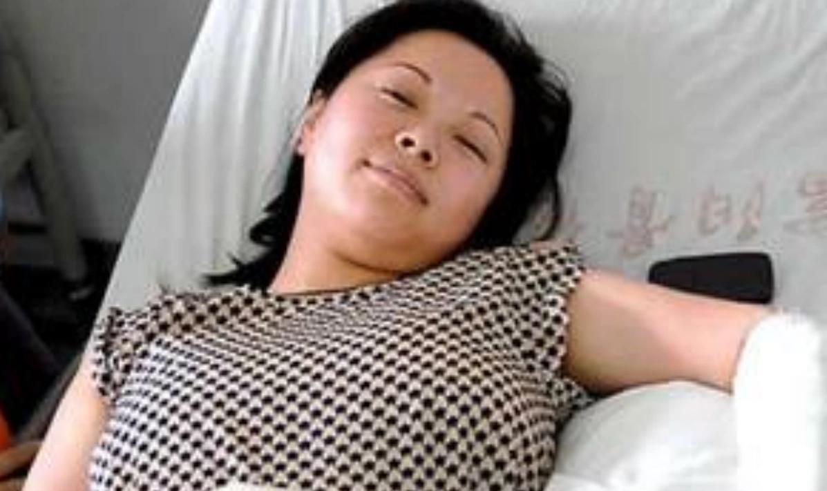 气愤！2011年，杭州一2岁女童从10楼坠落，路过女子徒手将她接住。事后，女子获