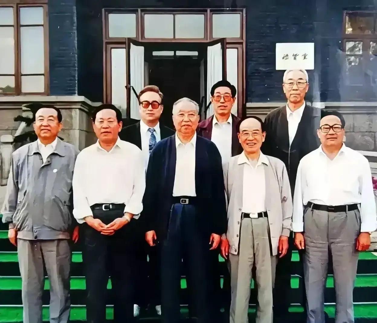 卢工勋、胡富国、华主席、李立功、张维庆、纪磬芳一个不计个人名利，一心只想为国为