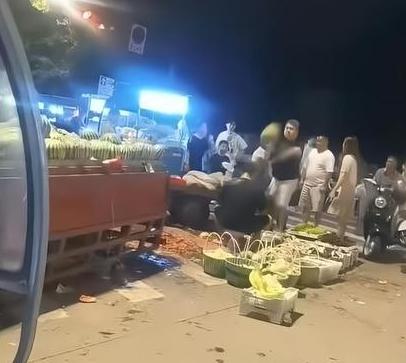 女儿女婿双双被拘留，不知道老父亲是什么心情。 7月28日晚，宁波北仑坝头西路