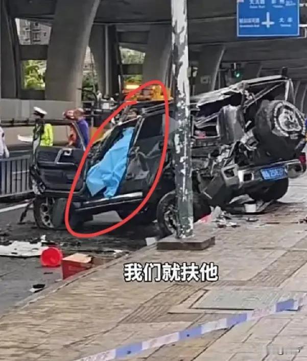 成都从高架桥上掉下来的越野车司机当时就不行了，救援人员来了后，直接给司机盖上了