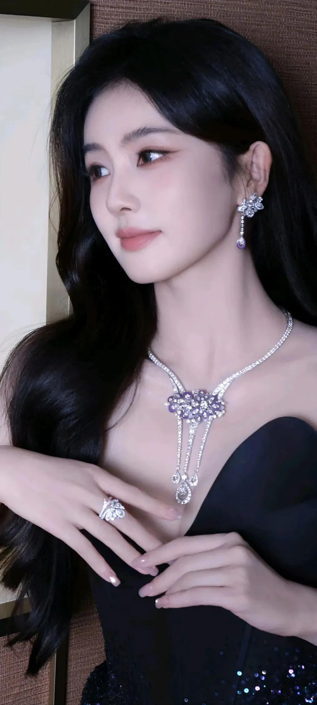 优雅黑裙，闪耀珠宝，尽显奢华气质