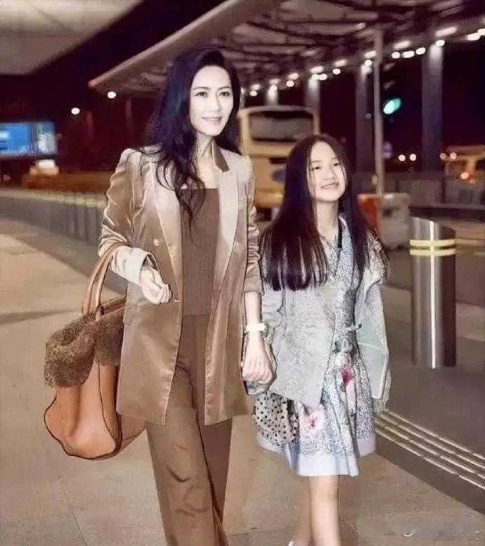 没想到田海蓉的女儿都20岁了，瞧着比妈妈还成熟几分，反观田海蓉，保养得真好，显得