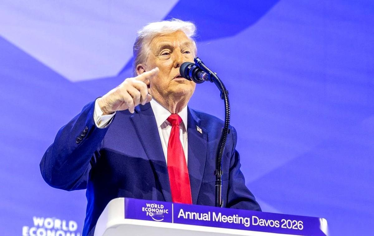 那边刚被“大哥”扇了一巴掌，这边就捂着脸跑来跟我们套近乎了。这画面，真的有点好