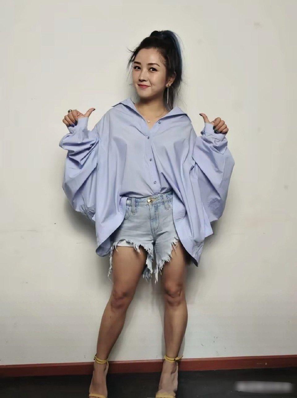 何洁身边真的没有朋友给她的穿搭建议一下吗？​​​