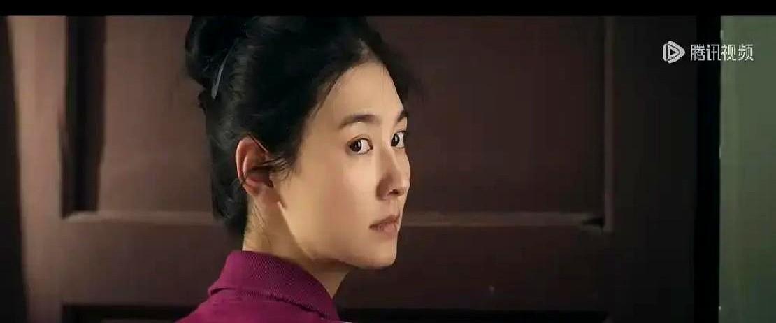嘴里喊着“她是我师姐”，背地里却盼着对方被流氓打残。楚嘉禾为抢主角，排练时故