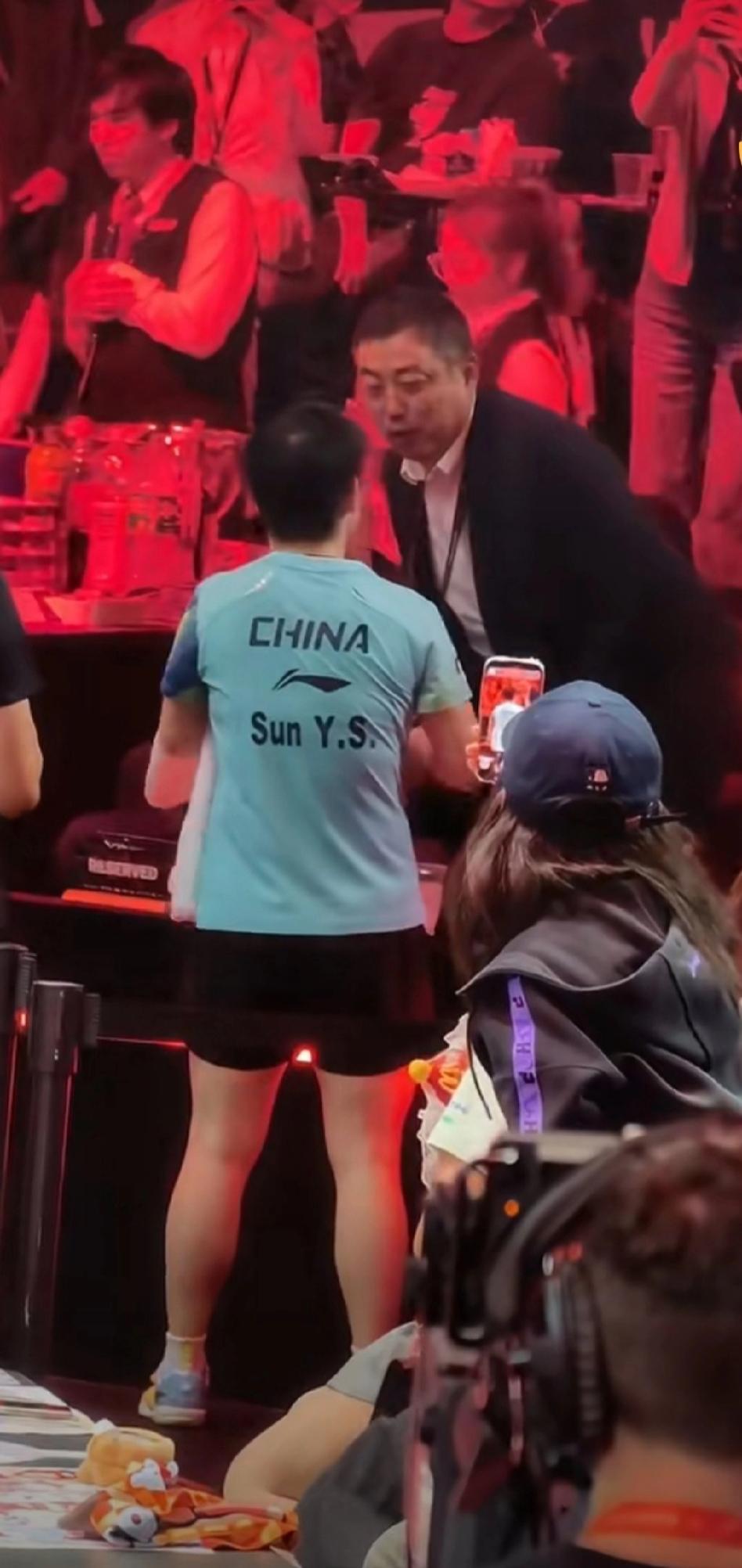 刘国梁现场祝贺孙颖莎！严师亦是慈父，国乒大家庭太暖了刘国梁对国乒队员向来严