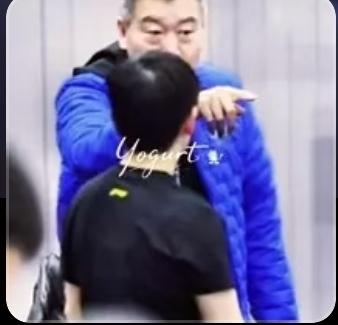 被训后的小莎噘嘴也太萌了🥺第一次刷到这张图！孙颖莎被李隼指导训完后，小嘴