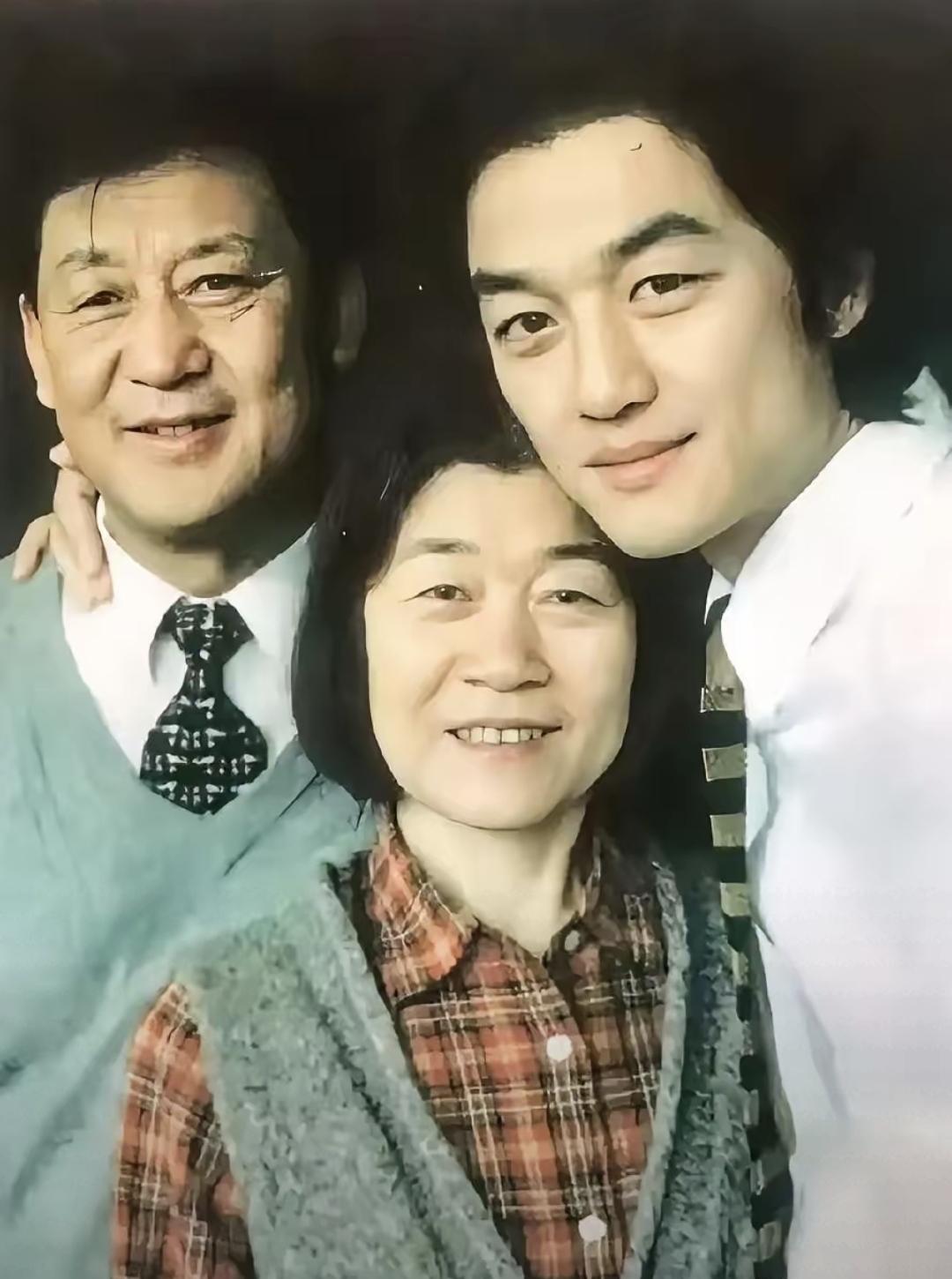 李亚鹏妈妈凌碧，今年83岁，住在乌鲁木齐。她不是网红，也不发抖音，但最近一段她自