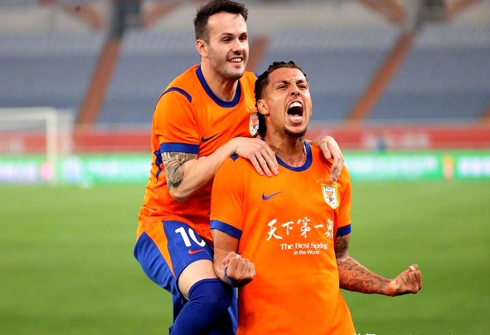 把中场那块草皮都快踩秃了，还想换掉他？泰山队这腰，真不是一般人能干的活。