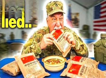 美国退伍军人首次尝试中国军粮！一口下去表情亮了！一位视频博主带着五款中国军用