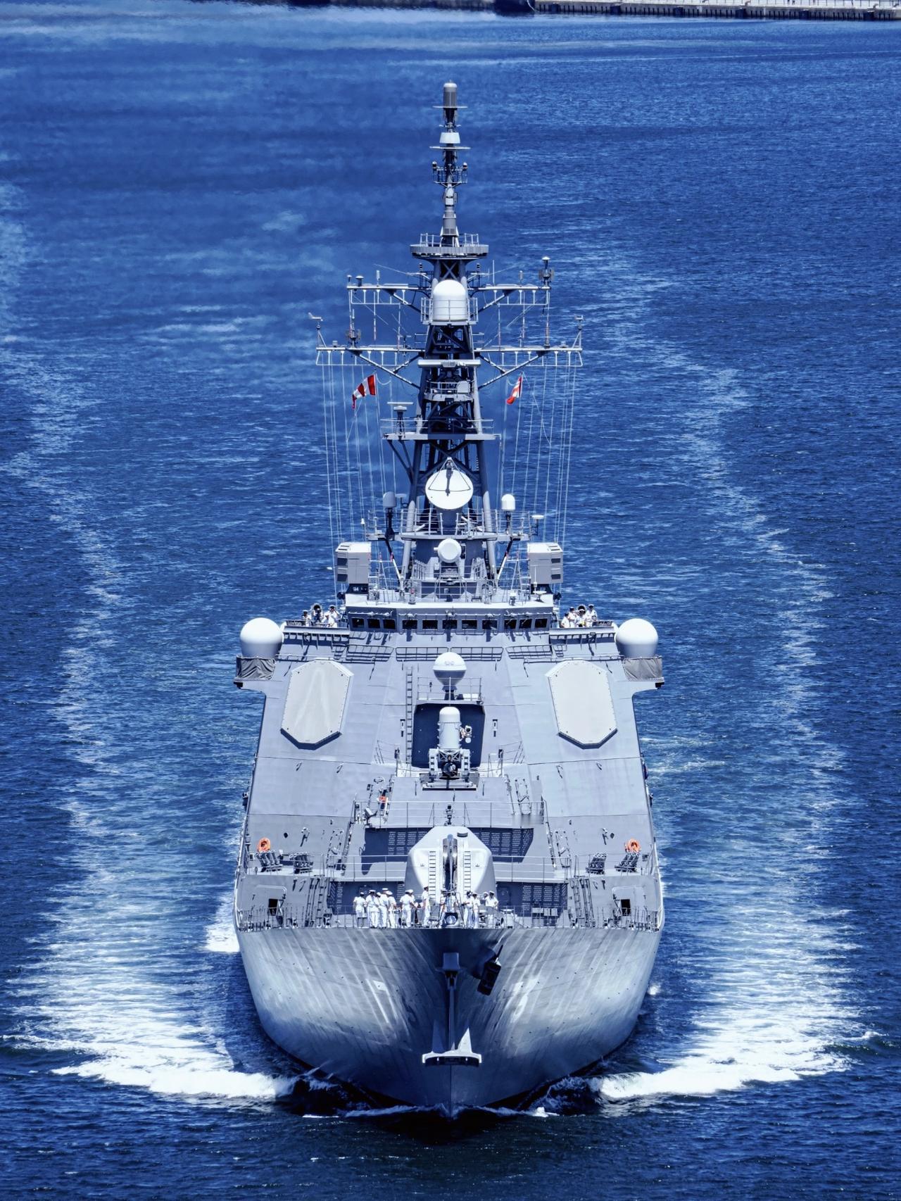 我们现在耐住性子不动手的原因还有一个，那就是目前没有国家会对我们的经贸进行兜底。